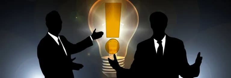 Zwei Berater vor einer leuchtenden Glühbirne. Ratgeber vom Content-Texter, die beraten, informieren, Kaufimpulse setzen.