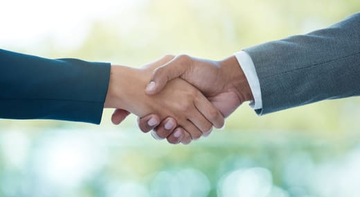 Händeschütteln: Auf Basis der Allgemeinen Geschäftsbedingungen der Textagentur starten Agentur-Texter und Kunde die Zusammenarbeit.