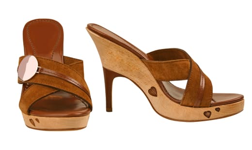 Eine emotional ansprechende Produktbeschreibung lässt sich für diese braunen Sandaletten mit dekorativen Details erstellen.