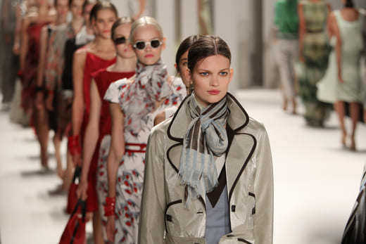 Models präsentieren auf Fashion-Show die neue Kollektion. Mit Modetext vom Fashion-Texter wird diese im Online-Shop verkauft.