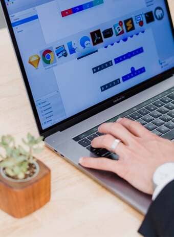 Texter- und Content-Manager-Hände bei der Arbeit am Laptop: Der Senior-Texter managt die Texterstellung professionell!