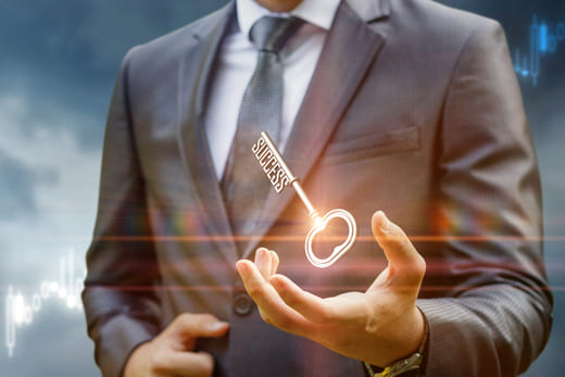 Manager fällt Schlüssel mit dem Wort „Success“ in die Hand. Anschreiben vom Texter formulieren lassen – sein Erfolgsplan.