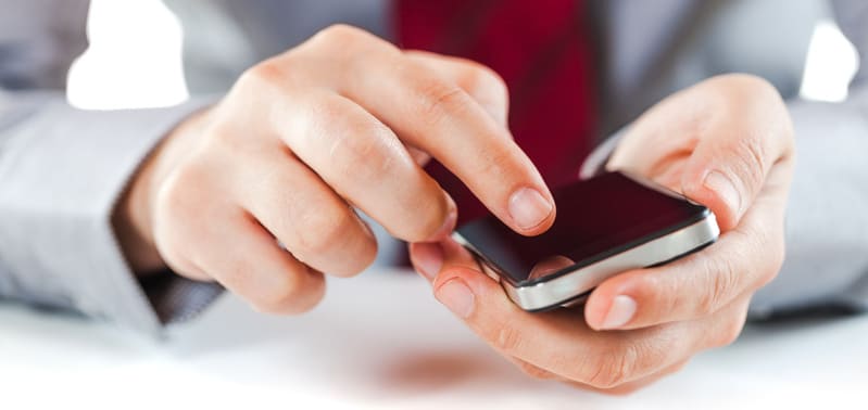 Geschäftsmann findet online einen Text-Service mit vielen Text-Leistungen und Textarten im Angebot: die Textagentur Textwerkstatt Punktgenau.