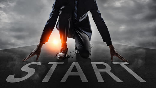 Geschäftsmann in Startposition, vor ihm das Wort „Start“: Starten Sie mit Ihrem Texter! Werbung für Produkte beauftragen!