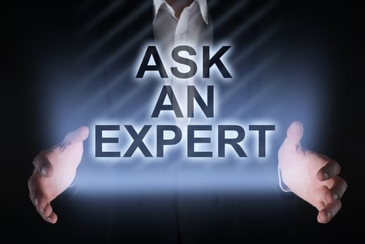 Hände eines Text-Experten, von dem Sie Texte umformulieren lassen können in hochwertigen Unique Content.