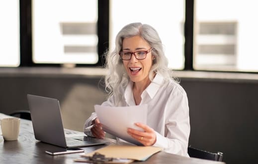 Agentur möchte Texte umschreiben lassen vom Texter. Diese liest Bestandstexte und hat kreative Ideen für Text-Umschreibung.